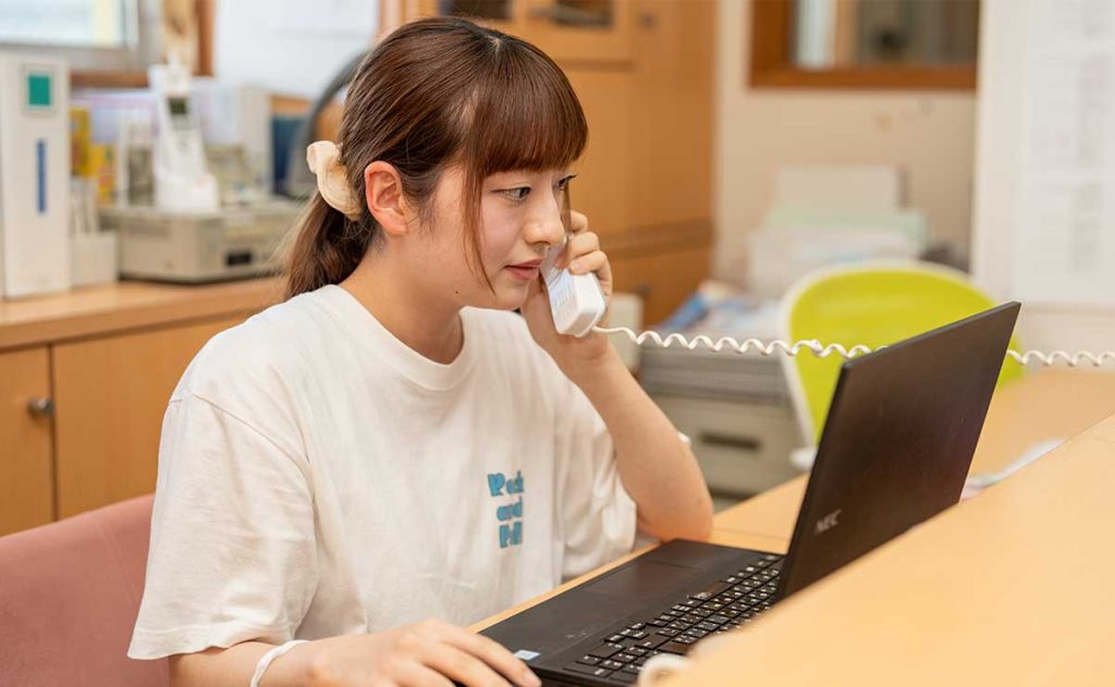 電話対応をしている様子