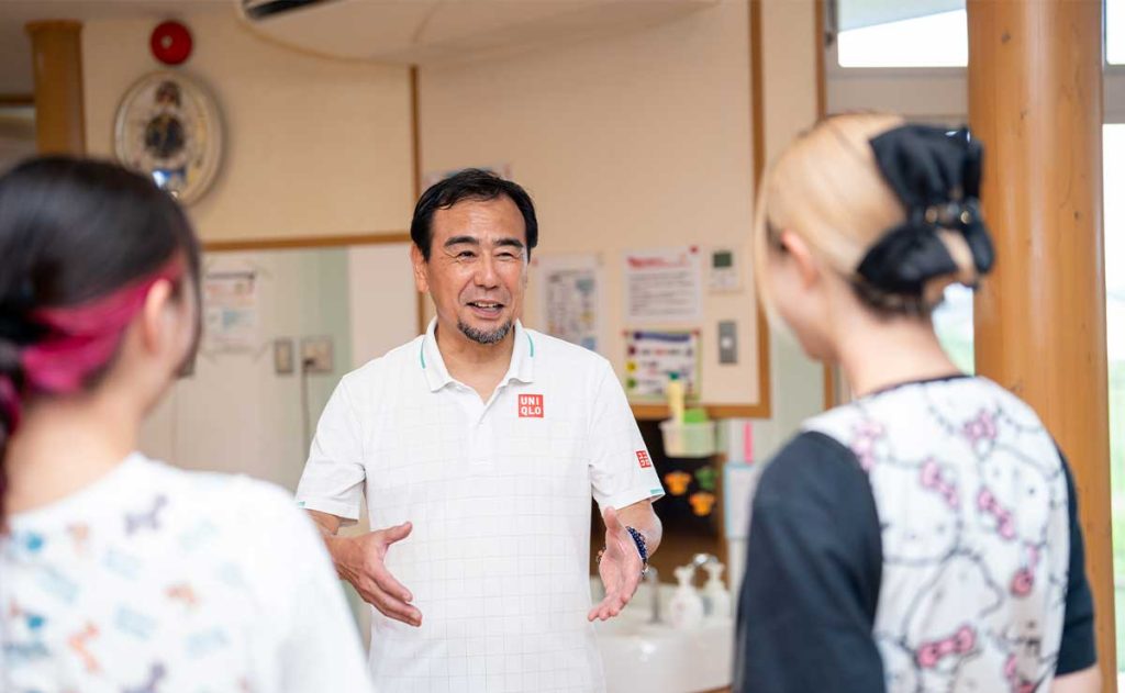 原田園長と先生2人が話している様子