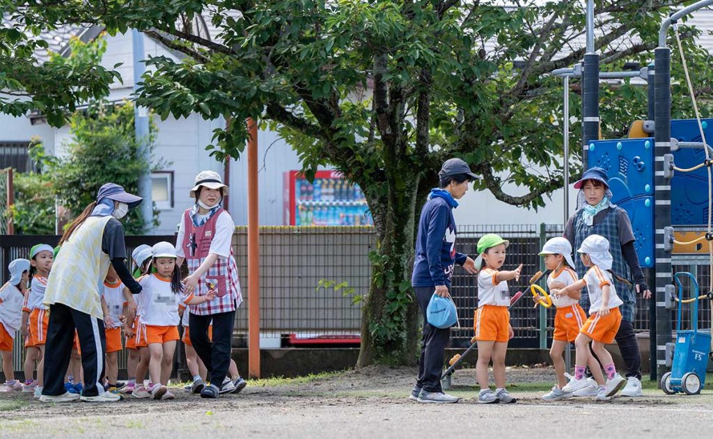 外で保育の様子